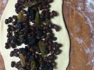 自制蜜豆燕麦面包,加入蜜豆和葡萄干铺均匀