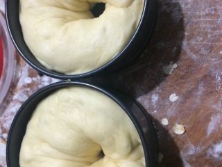 自制蜜豆燕麦面包,将面团放入模具中，压至均匀