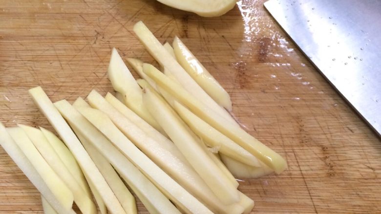炸薯条,用刀把马铃薯切长条状。