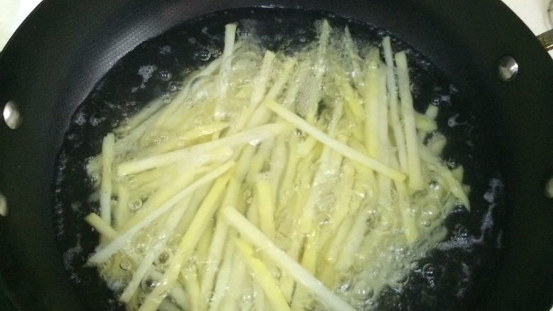 炸薯条,锅内水烧开，把马铃薯沥干水份后倒入沸腾的锅内煮3分钟。