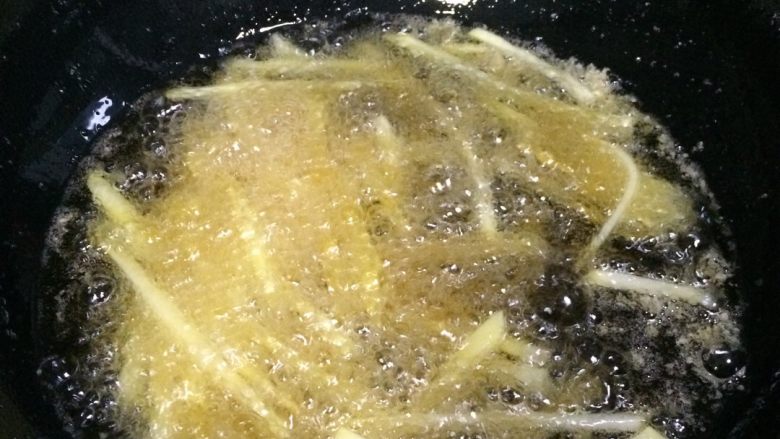 炸薯条,锅内放油烧至六成热,把冻硬的薯条下锅炸至金黄捞出沥干油份。