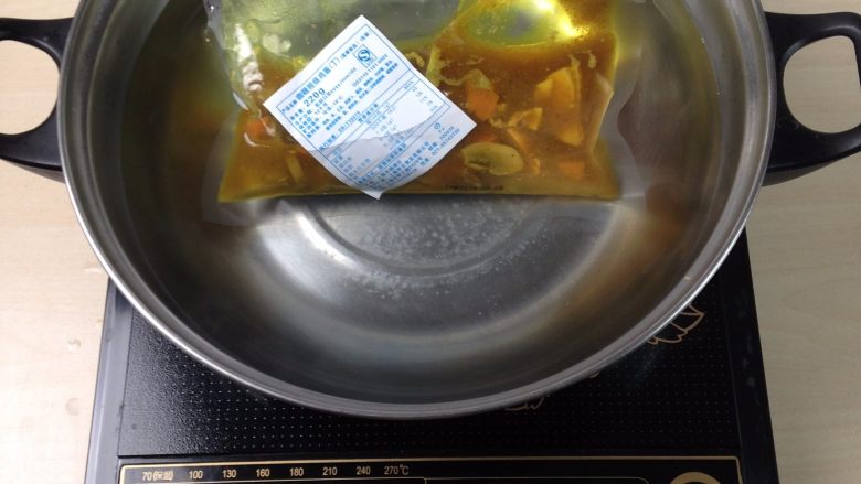 咖喱照烧鸡烩饭,料理包放入开水中水煮加热15分钟