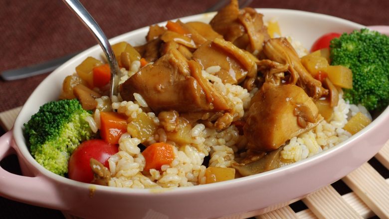 咖喱照烧鸡烩饭,加热好的料包取出倒在米饭上拌均匀即可享用