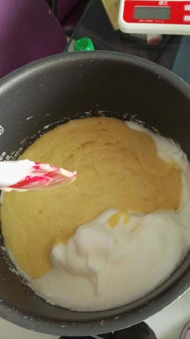 香蕉杯子蛋糕,然后将所有的蛋液全部倒入蛋白中搅拌，同样是由下而上的搅拌均匀
