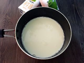 奶香白凉粉,加入蒙牛嗨milk牛奶搅拌均匀
