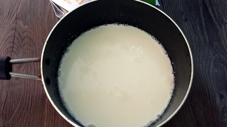 奶香白凉粉,加入蒙牛嗨milk牛奶搅拌均匀

