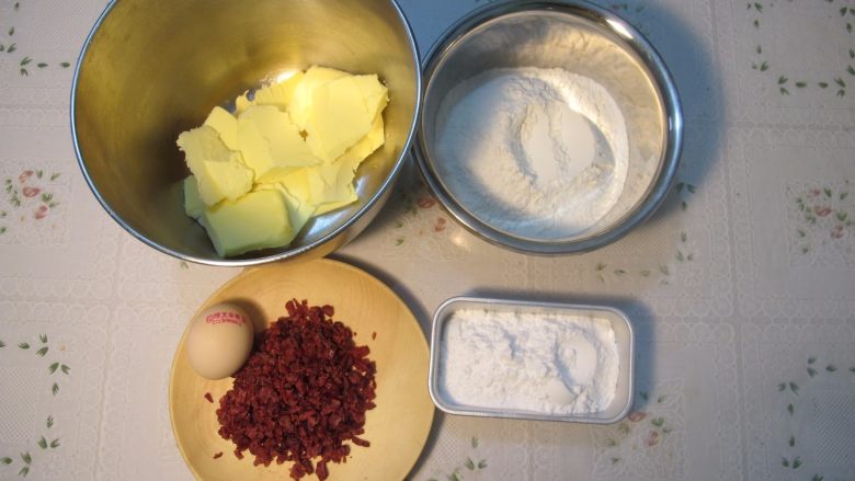 一款简单蔓越莓饼干,这里注意的是我们需要把黄油切成小块，预热烤箱至150度，然后把黄油放入烤箱软化。这个方子造就了我饼干王的称号，因为我调整了很多次。。