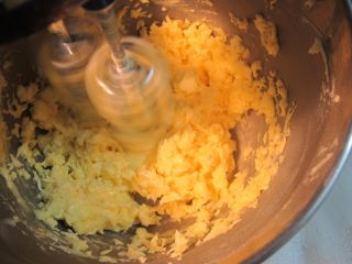 一款简单蔓越莓饼干,在这个阶段其实和上一个阶段的操作状态基本相同。鸡蛋在加入以前先在一个容器里面打均匀可以加入几十颗盐。然后蛋液分两次加入容器里面即可。
