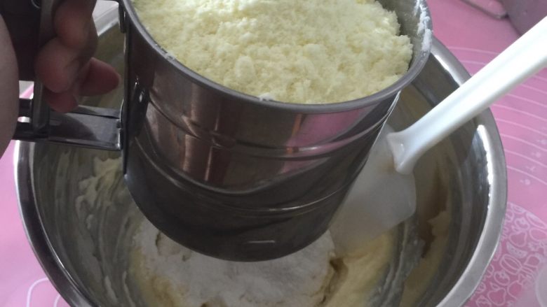 葵花子饼干,将混合粉筛入黄油糊中。