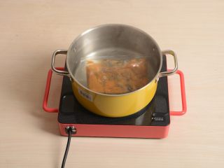 法式牛腩焗饭,料理包放入开水中水煮加热15分钟