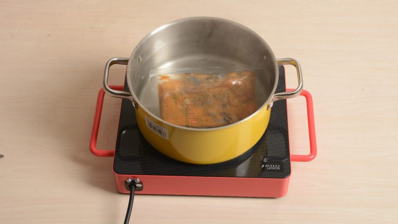 法式牛腩焗饭,料理包放入开水中水煮加热15分钟