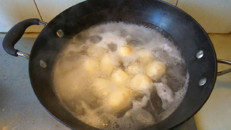 葱油芋艿,锅里放水500克烧沸，下芋艿煮。