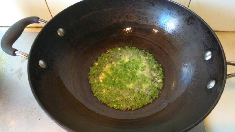 葱油芋艿,锅里放油适量，油八成热下葱花。