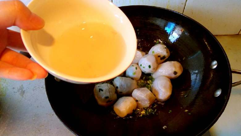 葱油芋艿,把一小碗汤汁倒入锅里，翻炒