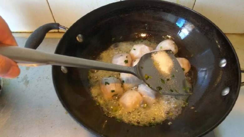 葱油芋艿,放盐适量，继续翻炒。感觉芋艿块大，可以用锅铲切一下，成小块。