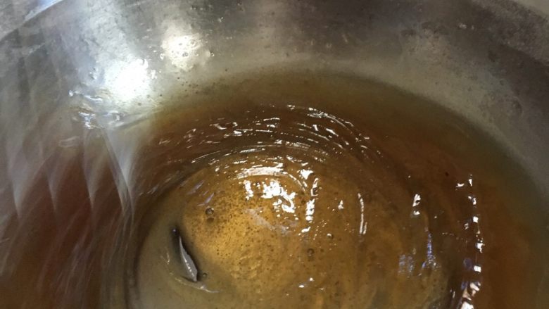 应节中秋月饼,油和枧水.糖浆搅拌..搅拌...搅拌均匀