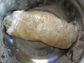 应节中秋月饼,用保鲜膜封没放在冰箱最少1小时以上
