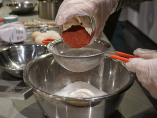 红丝绒蛋糕卷,把低粉和红曲粉过筛