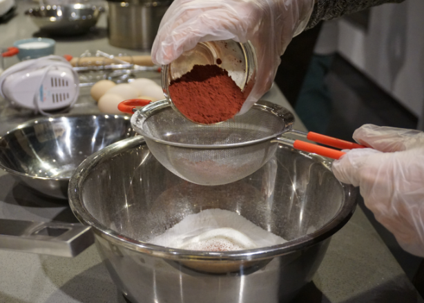 红丝绒蛋糕卷,把低粉和红曲粉过筛