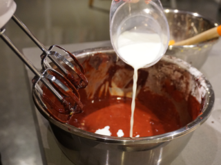 红丝绒蛋糕卷,加入80g牛奶，继续用电动打蛋器搅拌均匀后放置备用
