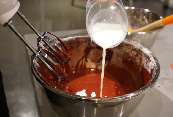 红丝绒蛋糕卷,加入80g牛奶，继续用电动打蛋器搅拌均匀后放置备用