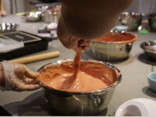 红丝绒蛋糕卷,把打发好的1/3蛋白先倒进面糊里，用硅胶刮刀进行切拌，注意手法要快而轻，然后把搅拌好的面糊再倒回另外2/3的面糊里，继续切拌均匀