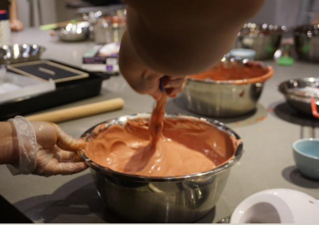 红丝绒蛋糕卷,把打发好的1/3蛋白先倒进面糊里，用硅胶刮刀进行切拌，注意手法要快而轻，然后把搅拌好的面糊再倒回另外2/3的面糊里，继续切拌均匀