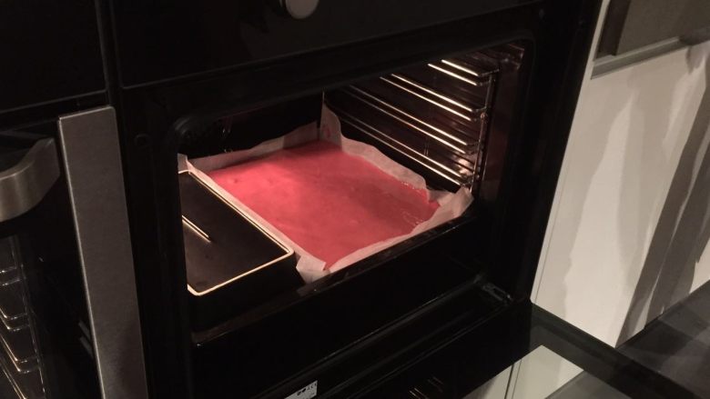 红丝绒蛋糕卷,预热烤箱10分钟，然后把烤盆放在烤箱的中下层，用180度旋风烤20分钟左右。