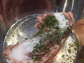 法式迷迭香烤小羔羊排,在羊排上撒上迷迭香和百里香碎，撒盐，然后涂抹均匀