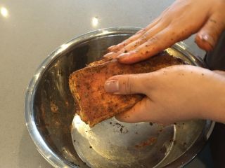 法式迷迭香烤小羔羊排,继续用手把调料和香料全部涂抹均匀在羊排上，然后放置腌制40分钟