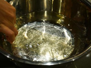 千层椰汁桂花糕,椰汁糕做法：
把鱼胶片放入冰水浸软，并捞起挤干水分
