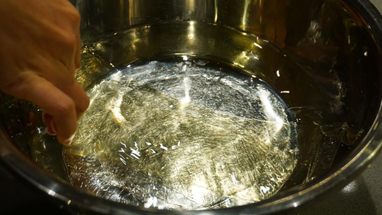 千层椰汁桂花糕,椰汁糕做法：
把鱼胶片放入冰水浸软，并捞起挤干水分