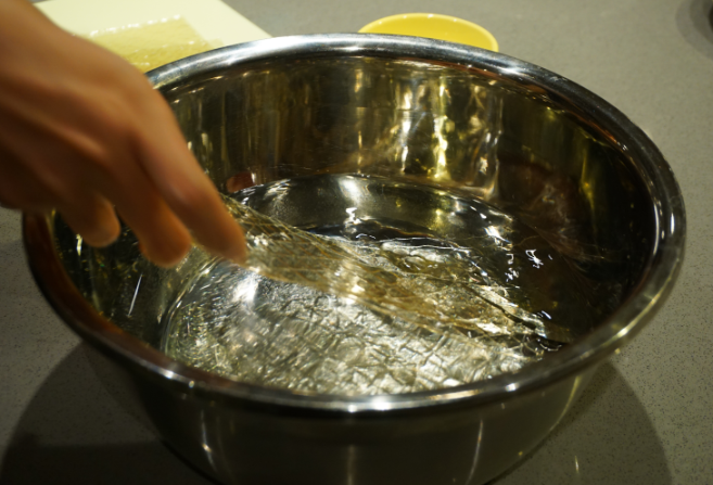 千层椰汁桂花糕,桂花糕做法：
鱼胶片放入冰水泡软，并捞起用水挤干