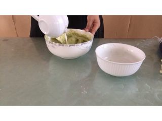 抹茶纸杯蛋糕,将混合的粉类和牛奶分别分2-3次间隔加入4中，每次搅拌均匀，面糊没有颗粒即可，不要过度搅拌