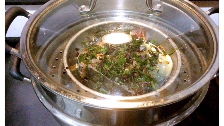 紫苏豆豉蒸草鱼,蒸锅大火烧开水后，上蒸锅蒸8分钟，然后淋上酱油就大功告成啦。满屋子散发芬芳。