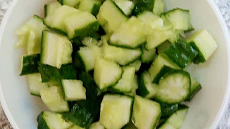 黄瓜猕猴桃汁,黄瓜洗净但不能去皮，刨开去籽，切成丁备用。