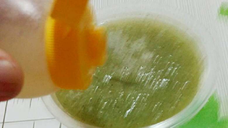 黄瓜猕猴桃汁,倒入杯中，滴入蜂蜜增香（本身汁已经够清甜，不需要太多蜂蜜）