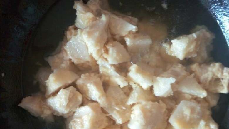 拔丝蛋土豆,将锅中多余的油倒出，然后将白糖于适量的水倒入锅中进行加热，直到糖可以拉丝