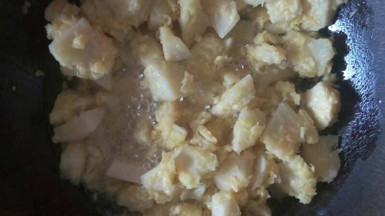 拔丝蛋土豆,将土豆块蘸鸡蛋面粉糊然后在蘸一层面粉一定要蘸好放一旁等待