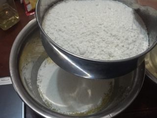 #8寸戚风蛋糕#,#将低筋面粉过筛加入蛋黄液中，搅拌均匀备用。#