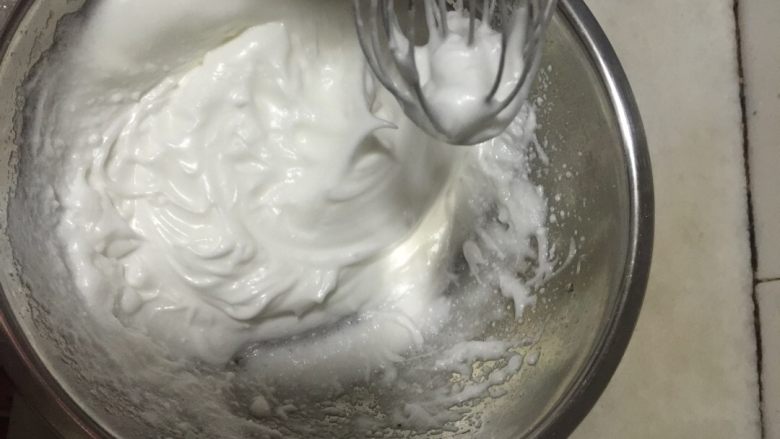 #8寸戚风蛋糕#,#打蛋白，用电动打蛋器将蛋液打发至鱼眼气泡状，加入20g糖粉，继续打2分钟加入剩下的糖粉，将蛋白打发至可以拉出冰淇凌一样的角即可。#
