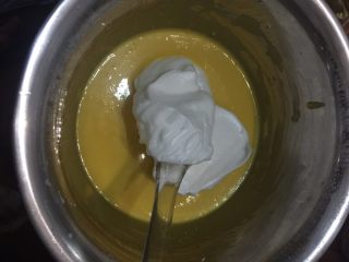 #8寸戚风蛋糕#,#将打发好的蛋白加入蛋黄液中搅拌。#