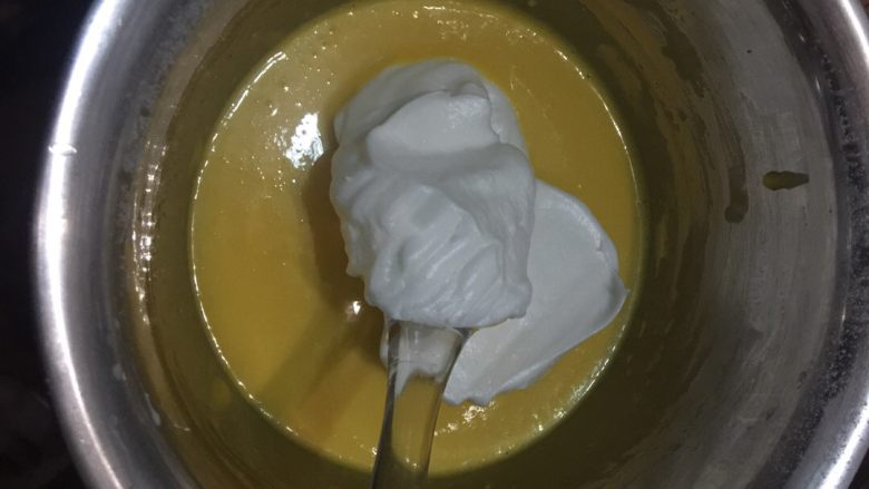 #8寸戚风蛋糕#,#将打发好的蛋白加入蛋黄液中搅拌。#