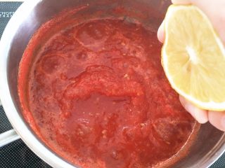 自制番茄酱—百搭的宝贝健康调味料,此时已经呈现“果酱”的浓稠度了，直接挤入柠檬汁。
ps:柠檬汁是天然的酸味剂，还有抗氧化延长保存期的作用。
