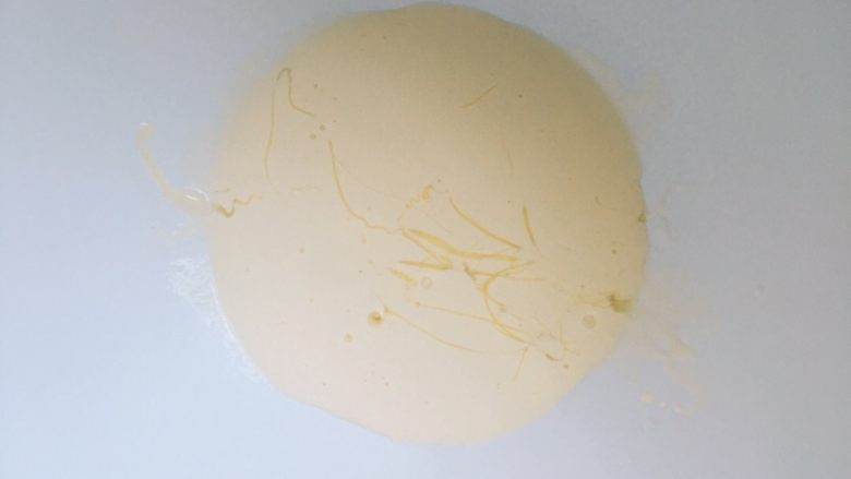 西瓜奶油雪糕,找一个无水无油的搅拌盆，依次倒入淡奶油、炼乳。