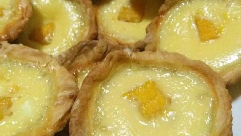芒果蛋挞(自制蛋挞皮),将小面团放入蛋挞模具中，放入烤箱200度烤20分钟