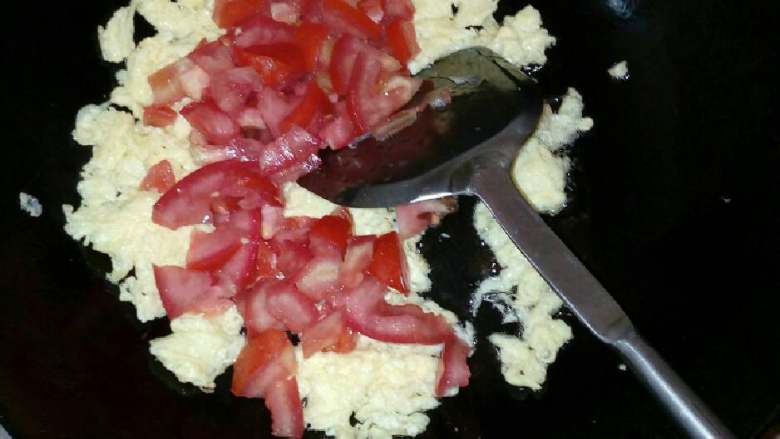 西红柿炒蛋,下西红柿翻炒至熟，放入调味料/葱拌匀，就可出锅了