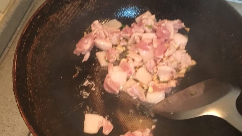 双椒炒肉片,放入切好的肉片（肥瘦相间的肉会比较有味道），翻炒1-2分钟