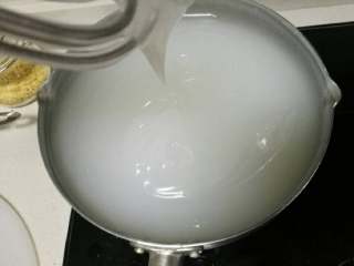 豌豆凉粉,完全成熟的粉浆倒挂流下缓慢，就是这样子
