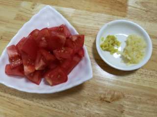 豌豆凉粉,调料制作：番茄2个切小块，蒜子剁成细末，姜剁成细末
